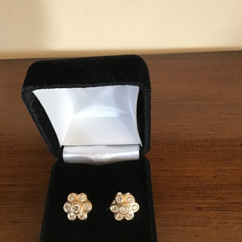 14kt Gold Diamond Flower Earrings